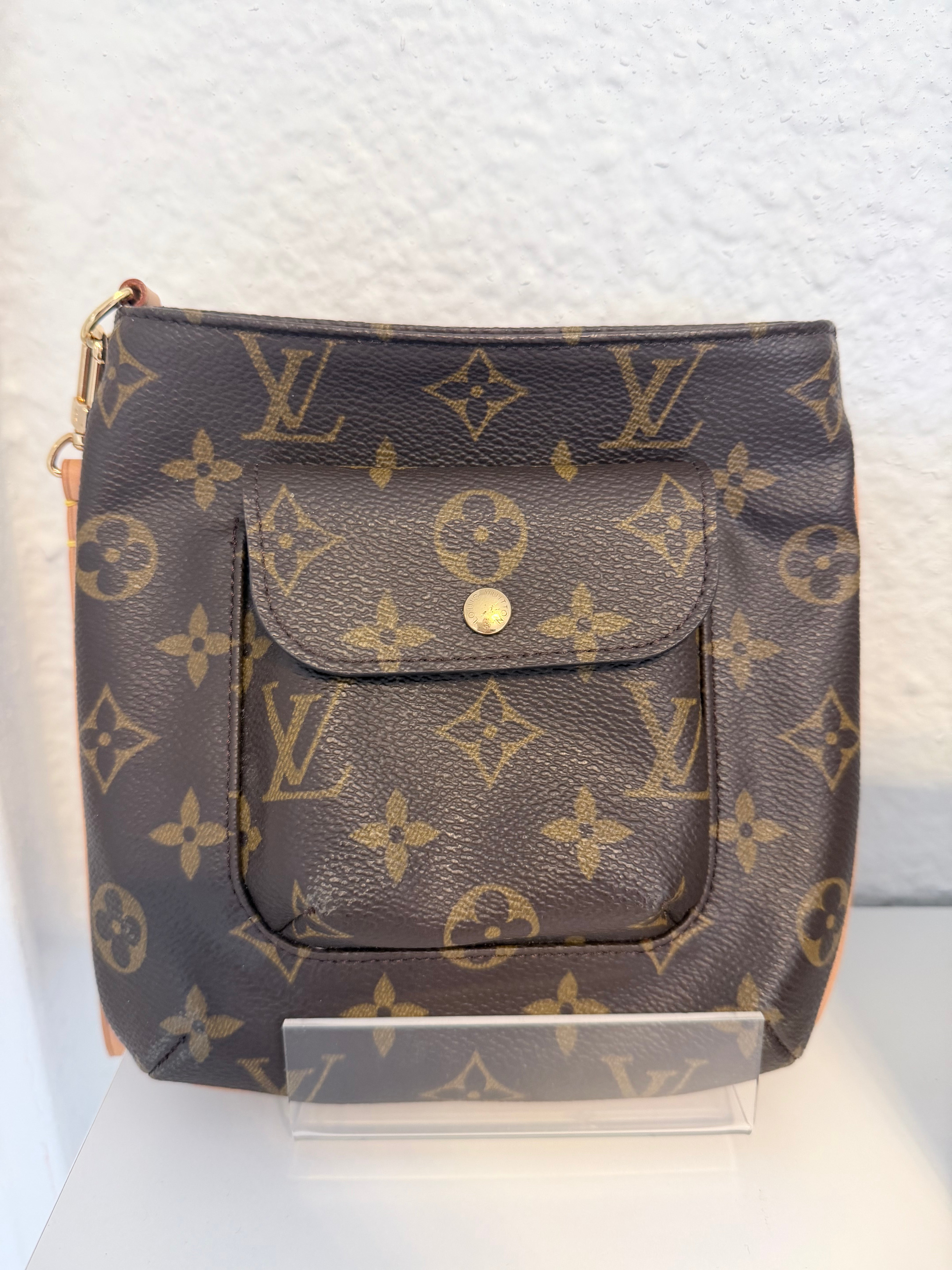 Louis Vuitton Monogram Partition Wristlet (LIVE)