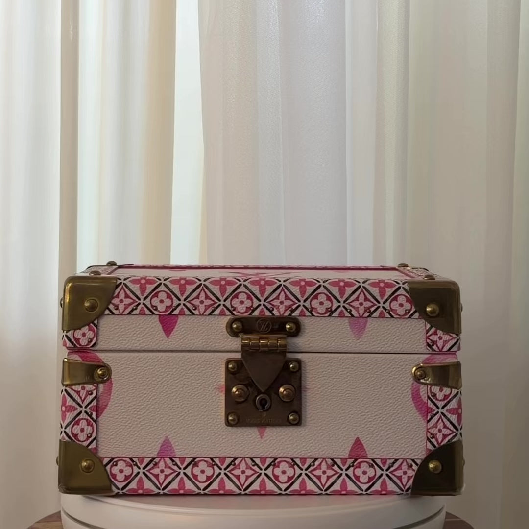 Louis Vuitton Coffret Tressor LV By The Pool